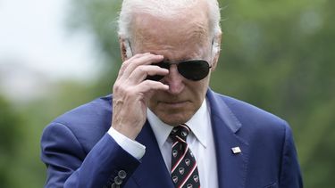 El presidente Joe Biden se retira los lentes de sol mientras se acerca a hablar con los reporteros después de regresar a la Casa Blanca, el domingo 28 de mayo de 2023, en Washington. (AP Foto/Manuel Balce Ceneta)