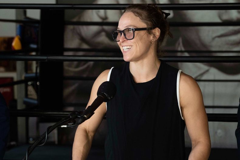 ARCHIVO - Ronda Rousey habla en conferencia de prensa en el All City Boxing Club en Los Ángeles. (Hans Gutknecht/The Orange County Register via AP, Archivo)