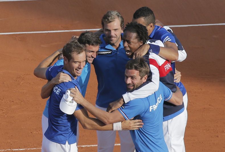 Los franceses celebran su vidctoria sobre la Rep&uacute;blica Checa en semifinales de la Copa Davis en Par&iacute;s. (AP Foto/Christophe Ena)