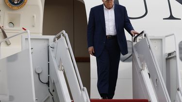 El presidente de Estados Unidos, Donald Trump, baja por las escaleras del Air Force One a su llegada a la Base Conjunta Andrews, Maryland, el domingo 25 de mayo de 25. (AP Foto/Luis M. Alvarez)