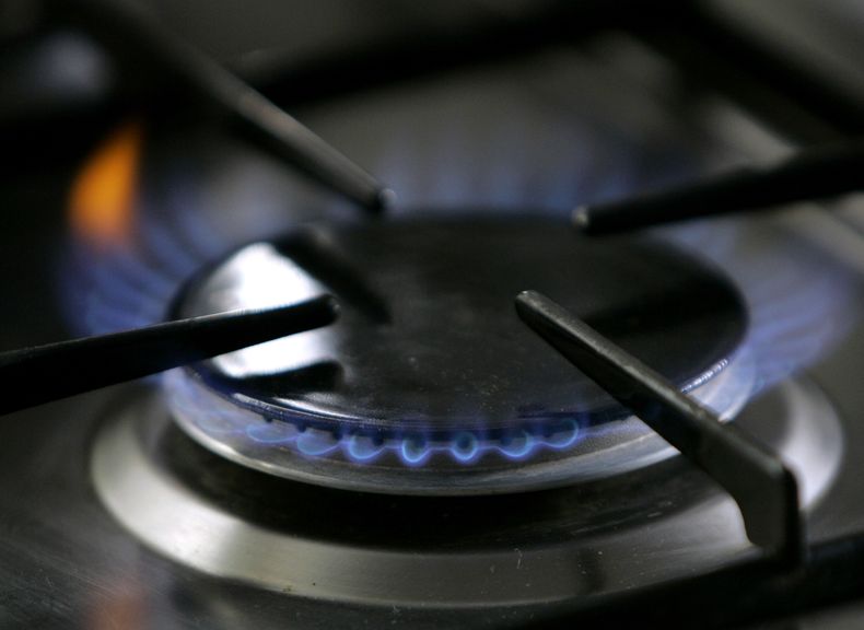 ARCHIVO - Un quemador está encendido en una estufa que utiliza gas natural, el 11 de enero de 2006. (AP Foto/Thomas Kienzle, Archivo)