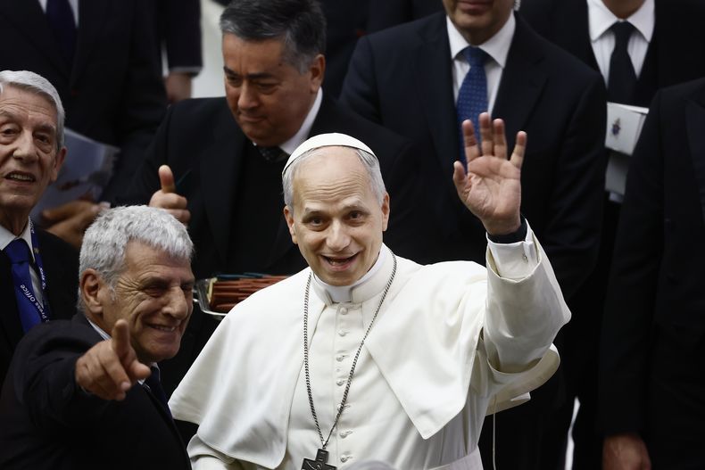 El papa León XIV saluda a los fotógrafos durante una audiencia en el salón pablo VI del Vaticano, el lunes 12 de mayo de 2025, con miembros de los medios que cubrieron el reciente cónclave en el que fue elegido. (Cecilia Fabiano/LaPresse via AP)