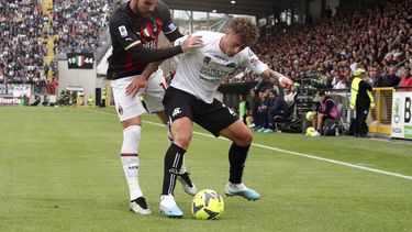 Salvatore Esposito del Spezia pelea por el balón con Theo Hernandez del AC Milan en el encuentro de la Serie A el sábado 13 de mayo del 2023. (Tano Pecoraro/LaPresse via AP)