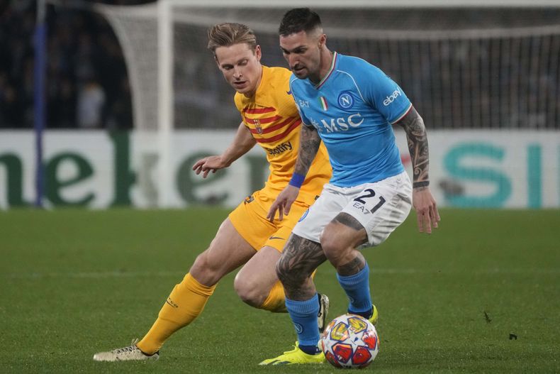 Frenkie de Jong del Barcelona y Matteo Politano del Napoli pelean por el balón en el duelo de ida de los octavos de final de la Liga de Campeones el miércoles 21 de febrero del 2024. (AP Foto/Gregorio Borgia)