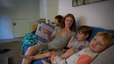 Taylor Moyer, al centro con sus hijos, de izquierda a derecha, Liam, Colton y Bradley en su casa en Virginia Beach, Virginia, el 5 de octubre del 2025. (AP foto/John Clark)