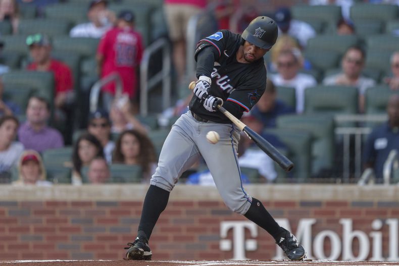 Xavier Edwards de los Marlins de Miami batea en la primera entrada ante los Bravos de Atlanta el sábado 3 de agosto del 2024. (AP Foto/Jason Allen)