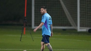 Messi entrena otra vez aparte en Argentina a días debut