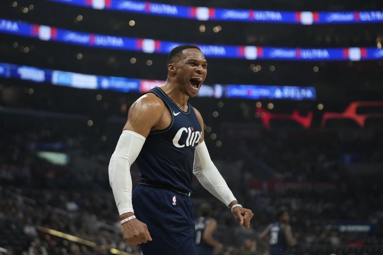 Russell Westbrook, base de los Clippers de Los Ángeles, festeja luego de una volcada ante los Grizzlies de Memphis, el viernes 29 de diciembre de 2023 (AP Foto/Damia Dovarganes)