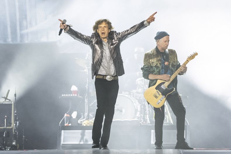 Mick Jagger, izquierda, y Keith Richards de Los Rolling Stones se presentan en la primera noche de la etapa estadounidense de su gira Hackney Diamonds el domingo 28 de abril de 2024 en Houston. (Foto Amy Harris/Invision/AP)