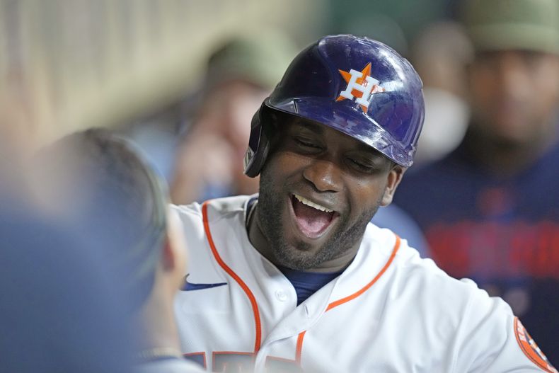 El cubano Yordan Álvarez, de los Astros de Houston, festeja en la cueva luego de conectar un jonrón ante los Atléticos de Oakland, el sábado 20 de mayo de 2023 (AP Foto/David J. Phillip)