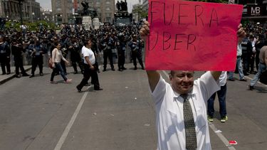 pese a taxistas molestos, uber seguiria operando en mexico