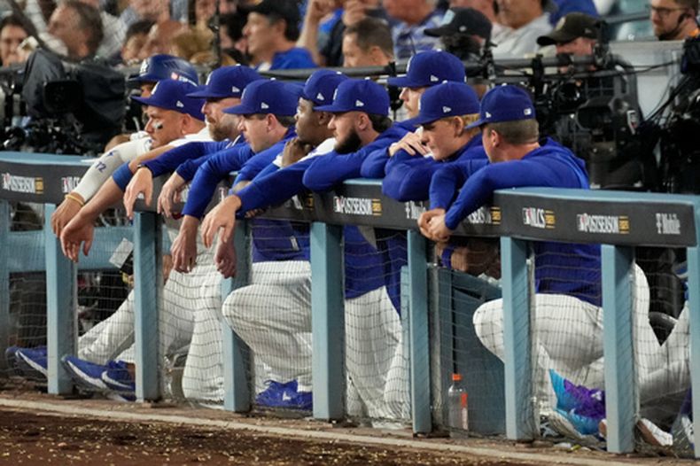 Los Dodgers de Los Ángeles observan el octavo inning del cuarto juego de la Serie de Campeonato de la Liga Nacional ante los Cerveceros de Milwaukee, el jueves 15 de octubre de 2026 (AP Foto/Mark J. Terrill)