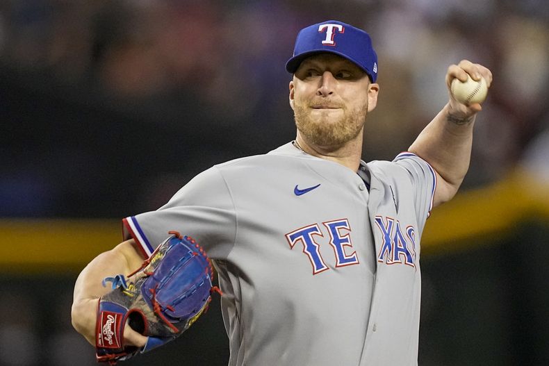 Will Smith, relevista de los Rangers de Texas, lanza frente a los Diamondbacks de Arizona en el cuarto juego de la Serie Mundial, el martes 31 de octubre de 2023 (AP Foto/Brynn Anderson)