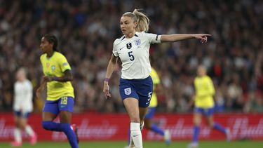 ARCHIVO - La inglesa Leah Williamson señala durante la Finalissima ante Brasil, el 6 de abril del 2023 (AP Foto/Ian Walton, archivo)