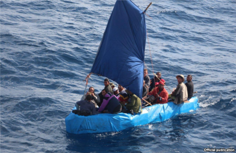 24 cubanos en una embarcación rústica al sur de Key West, Florida, el 1 de enero del 2015, más tarde fueron repatriados a Bahía de Cabañas, Cuba.