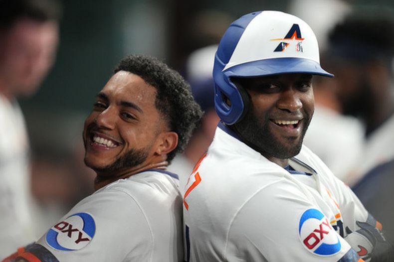 Jeremy Pena, izquierda, y Yordan Álvarez, derecha, de los Astros de Houston, celebran después de batear cuadrangulares consecutivos frente a Janson Junk, lanzador de los Marlins de Miami, durante la segunda entrada del juego de béisbol de Grandes Ligas del lunes 20 de julio de 2026, en Houston. (AP Foto/Karen Warren)