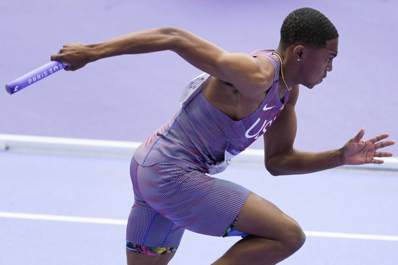 El estadounidense Quincy Wilson compite en el relevo 4x400 de los Juegos Olímpicos de París, el viernes 9 de agosto de 2024, en Saint-Denis, Francia. (AP Foto/Ashley Landis)