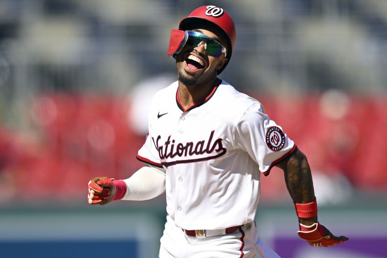 Nasim Núñez, de los Nacionales de Washington, corre las bases con una sonrisa después de conectar su segundo jonrón del día durante la octava entrada de un juego de béisbol contra los Marlins de Miami, el miércoles 3 de septiembre de 2025, en Washington. (AP Photo/John McDonnell)