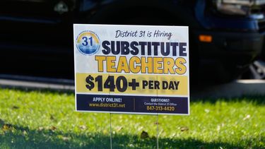 Un comercio solicita empleados en Northbrook, Illinois, el 20 de octubre del 2026. (AP foto/Nam Y. Huh)