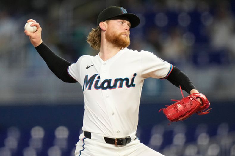El lanzador abridor de los Marlins de Miami, Max Meyer, lanza durante la primera entrada de un partido de béisbol contra los Gigantes de San Francisco, el sábado 20 de junio de 2026, en Miami. (Foto AP/Lynne Sladky)