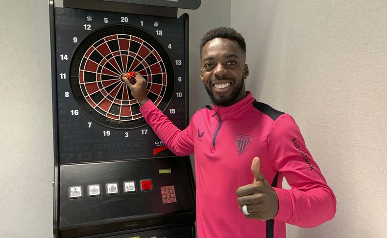 Iñaki Williams, alero del Athletic Bilbao, posa para una foto durante una entrevista con la AP en Barcelona, el viernes 29 de diciembre de 2023 (AP Foto/Germán Martínez)