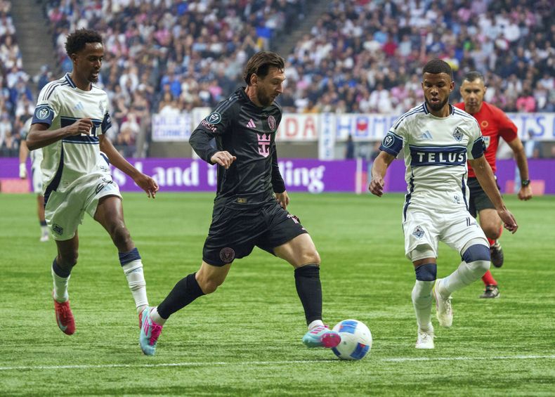 Ali Ahmed y Pedro Vite de los Vancouver Whitecaps persiguen a Lionel Messi del Inter de Miami en la semifinal de la Copa de Campeones CONCACAF el jueves 24 de abril del 2025. (Christopher Morris/The Canadian Press via AP)