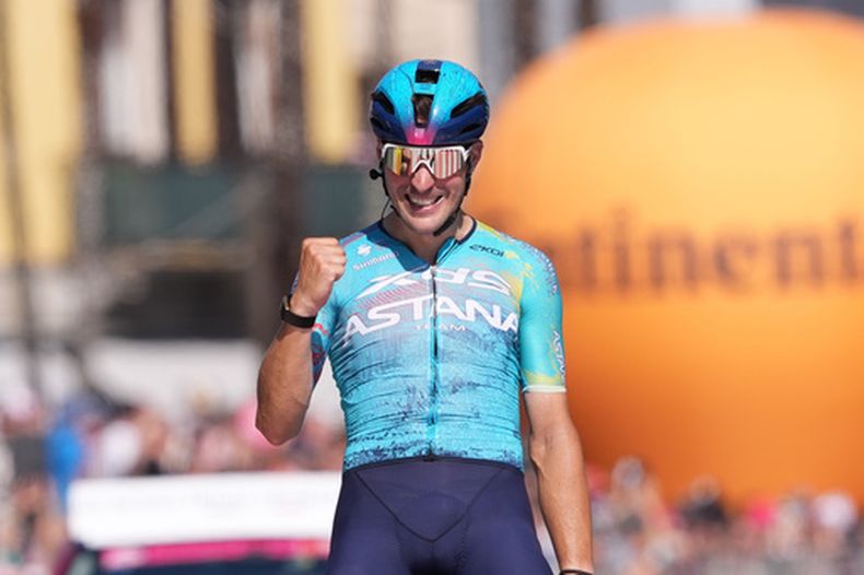 El italiano Alberto Bettiol celebra al ganar la 13ª etapa de la carrera ciclista del Giro de Italia, de Alessandria a Verbania, Italia, el viernes 22 de mayo de 2026. (Gian Mattia dAlberto/LaPresse vía AP)