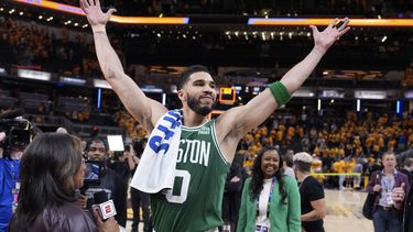 El alero de los Celtics de Boston, Jayson Tatum, celebra después del Juego 3 de las finales de baloncesto de la Conferencia Este de la NBA contra los Pacers de Indiana, el sábado 25 de mayo de 2024, en Indianápolis. Los Celtics ganaron 114-111. (AP Foto/Michael Conroy)