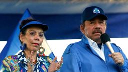 ARCHIVO - El presidente Daniel Ortega y su esposa, la entonces vicepresidenta Rosario Murillo, encabezan un mitin en Managua, Nicaragua, el 5 de septiembre de 2018. (AP Foto/Alfredo Zuniga, Archivo)