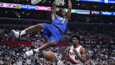 Kawhi Leonard realiza una clavada por los Clippers de Los Ángeles, frente a Scoot Henderson, de los Trail Blazers de Portland, el miércoles 25 de octubre de 2023 (AP Foto/Mark J. Terrill)