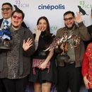 Los cineastas mexicanos Roy Ambriz, tercero desde la izquierda, y Arturo Ambriz, tercero desde la derecha, posan para una foto con la actriz y directora Mireya Mendoza, centro, en un evento de alfombra roja para la película Soy Frankelda en el Festival de Cine de Morelia, en Morelia, México, el sábado 12 de octubre de 2025. (Foto AP/Berenice Bautista)