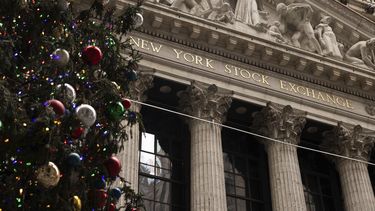 Un árbol de Navidad frente a la Bolsa de Valores de Nueva York, el lunes 11 de diciembre de 2023, en Nueva York. (AP Foto/Yuki Iwamura)
