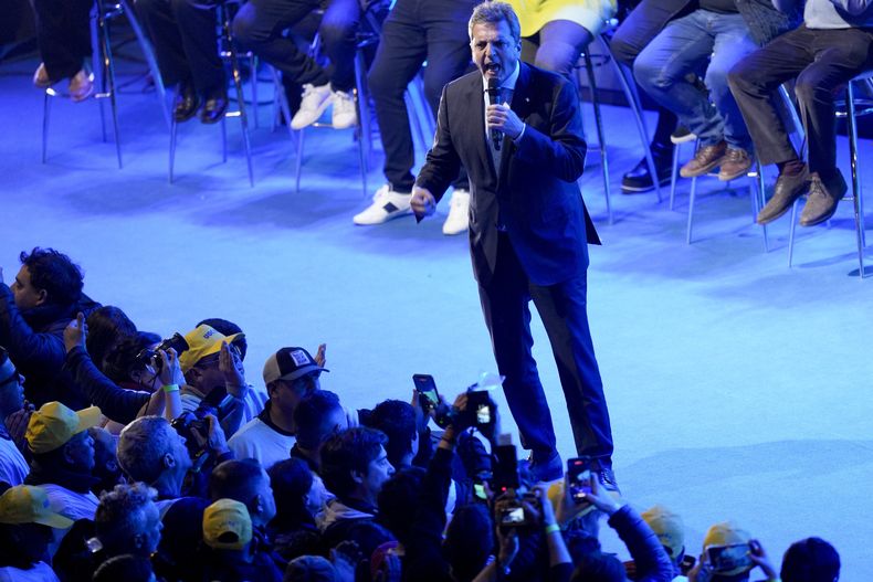 El ministro de Economía argentino y candidato a las primarias presidenciales del partido gobernante, Sergio Massa, habla durante un mitin de campaña con los trabajadores de la Confederación General del Trabajo, en Buenos Aires, Argentina, el martes 8 de agosto de 2023. Habrá elecciones primarias para todos los partidos políticos en Argentina el 13 de agosto. (AP Foto/Natacha Pisarenko)