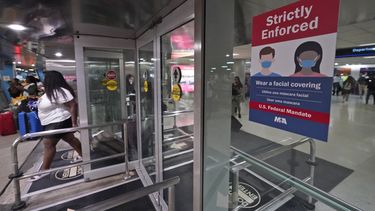 Sancionarán a pasajeros que no usen cubrebocas en aviones