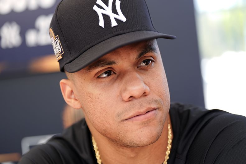 El dominicano de los Yankees de Nueva York Juan Soto habla en el día de medios antes de que inicie la Serie Mundial entre los Yankees y los Dodgers de Los Ángeles el jueves 24 de octubre del 2024. (AP Foto/Julio Cortez)