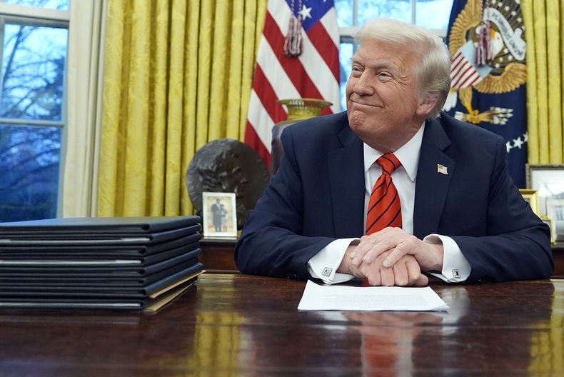 El presidente de Estados Unidos, Donald Trump, habla con reporteros mientras firma órdenes ejecutivas en el Despacho Oval de la Casa Blanca, en Washington, el 10 de febrero de 2025. (Foto/Alex Brandon)