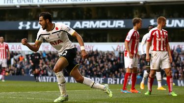 americateve | Nacer Chadi festeja su gol ante Stoke City el 9 de noviembre del 2014. Tottenham, no obstante, perdi&oacute; 2-1 y est&aacute; 12do en la tabla de la Liga Premier. El hostigamiento de la hinchada es tal que muchos jugadores prefieren jugar afuera, seg&uac