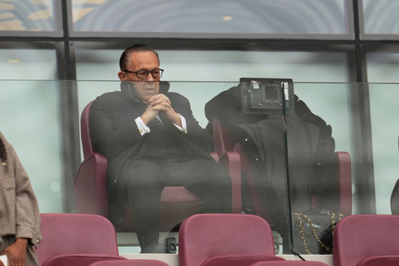 ARCHIVO - Foto del sábado 20 de septiembre del 2025, el presidente del West Ham United David Sullivan observa un partido de la Liga Premier ante el Crystal Palace. (AP Foto/Kin Cheung, Archivo)