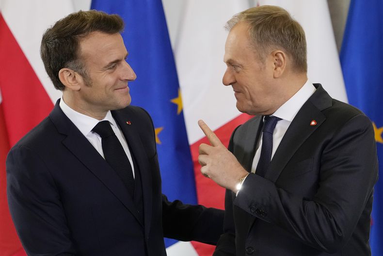 El presidente francés Emmanuel Macron (izq) con el primer ministro polaco Donald Tusk (der) en Varsovia el 12 de diciembre del 2024. (Foto AP/Czarek Sokolowski)