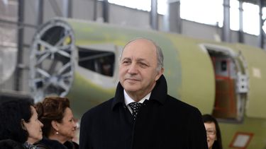 americateve | El ministro franc&eacute;s del Exterior, Laurent Fabius, visita la f&aacute;brica de Airbus en Tianjin, China, el lunes 24 de febrero de 2014. Airbus dijo el mi&eacute;rcoles que sus beneficios netos se incrementaron 22% y alcanzaron 1.470 millones de eur