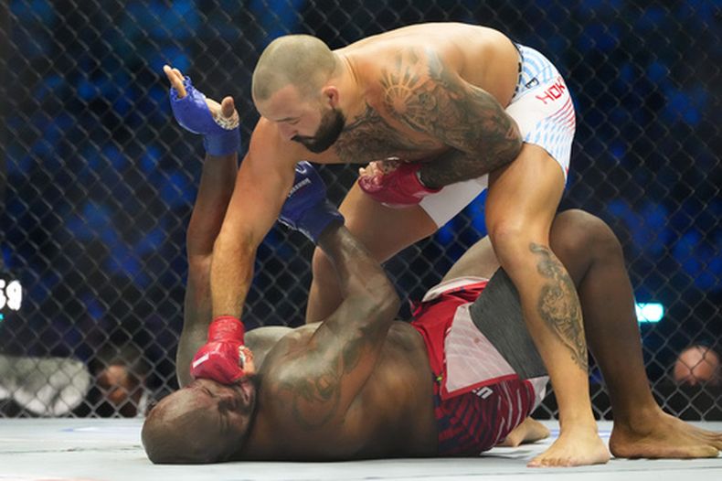 Josh Hokit conecta un puñetazo durante su pelea contra Derrick Lewis en el combate de peso pesado del UFC Freedom 250, celebrado en el jardín sur de la Casa Blanca el domingo 14 de junio de 2026 en Washington. (Foto AP/Alex Brandon)