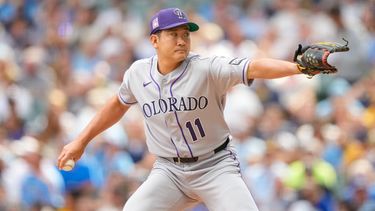 Tomoyuki Sugano, lanzador de los Rockies de Colorado, trabaja durante la primera entrada del juego de béisbol de Grandes Ligas ante los Cerveceros de Milwaukee, el viernes 24 de julio de 2026, en Milwaukee. (AP Foto/Kayla Wolf)