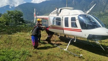En esta imagen proporcionada por el Ejército nepalí, residentes afectados por la inundación en el río Budhi Gandaki, en el centro norte de Nepal, son evacuados en helicóptero el domingo 11 de octubre de 2026. (Ejército de Nepal via AP)