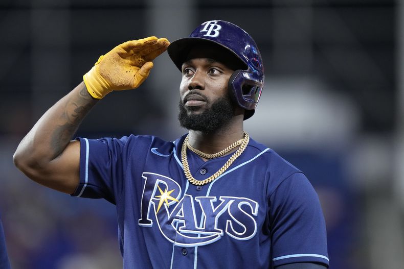El mexicano Randy Arozarena, de los Rays de Tampa Bay, celebra luego de batear un sencillo productor en el décimo inning del juego ante los Marlins de Miami, el miércoles 30 de agosto de 2023 (AP Foto/Wilfredo Lee)