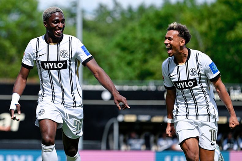 David Mokwa (izquierda), del Elversberg, celebra la anotación del segundo gol del partido junto a Bambasé Conté durante el partido de fútbol de la Bundesliga 2 entre el SV Elversberg y el SC Preußen Münster en Spiesen-Elversberg, Alemania, el domingo 17 de mayo de 2026. (Uwe Anspach/dpa vía AP)