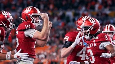 Fernando Mendoza, quarterback de Indiana, celebra después de anotar frente a Miami durante la segunda mitad del juego de campeonato nacional del fútbol americano universitario, el lunes 19 de enero de 2026, en Miami Gardens, Florida. (AP Foto/Marta Lavandier)