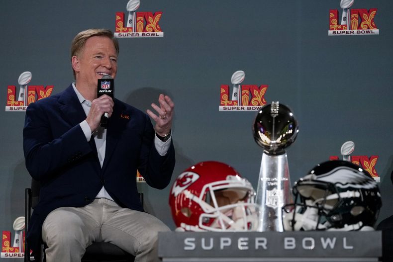 El comisionado de la NFL Roger Goodell habla en conferencia de prensa antes del Super Bowl LIX entre los Eagles de Filadelfia y los Chiefs de Kansas City el lunes 3 de febrero del 2025. (AP Foto/Matt York)
