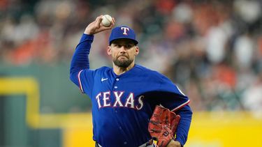 Nathan Eovaldi, lanzador de los Rangers de Texas, trabaja contra los Astros de Houston durante la primera entrada del juego de béisbol de Grandes Ligas, el viernes 31 de julio de 2026, en Houston. (AP Foto/David J. Phillip)