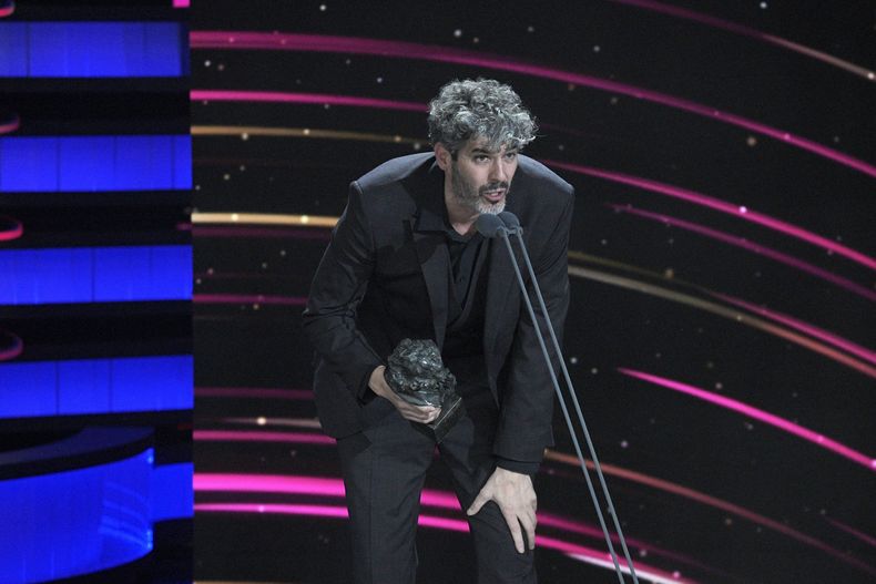 El editor Jaume Martí recibe el Goya a mejor montaje por La sociedad de la nieve, en la 38va edición de los Premios Goya, en Valladolid, España, el 10 de febrero de 2024. (Jose Oliva/Europa Press vía AP)
