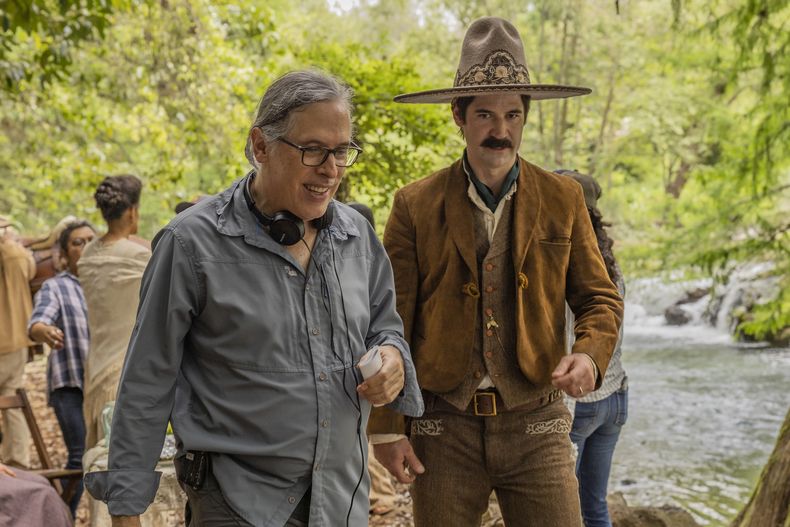 Esta imagen difundida por Netflix muestra al director Rodrigo Prieto, izquierda, y a Manuel García-Rulfo en el set de Pedro Páramo. (Juan Rosas/Netflix via AP)